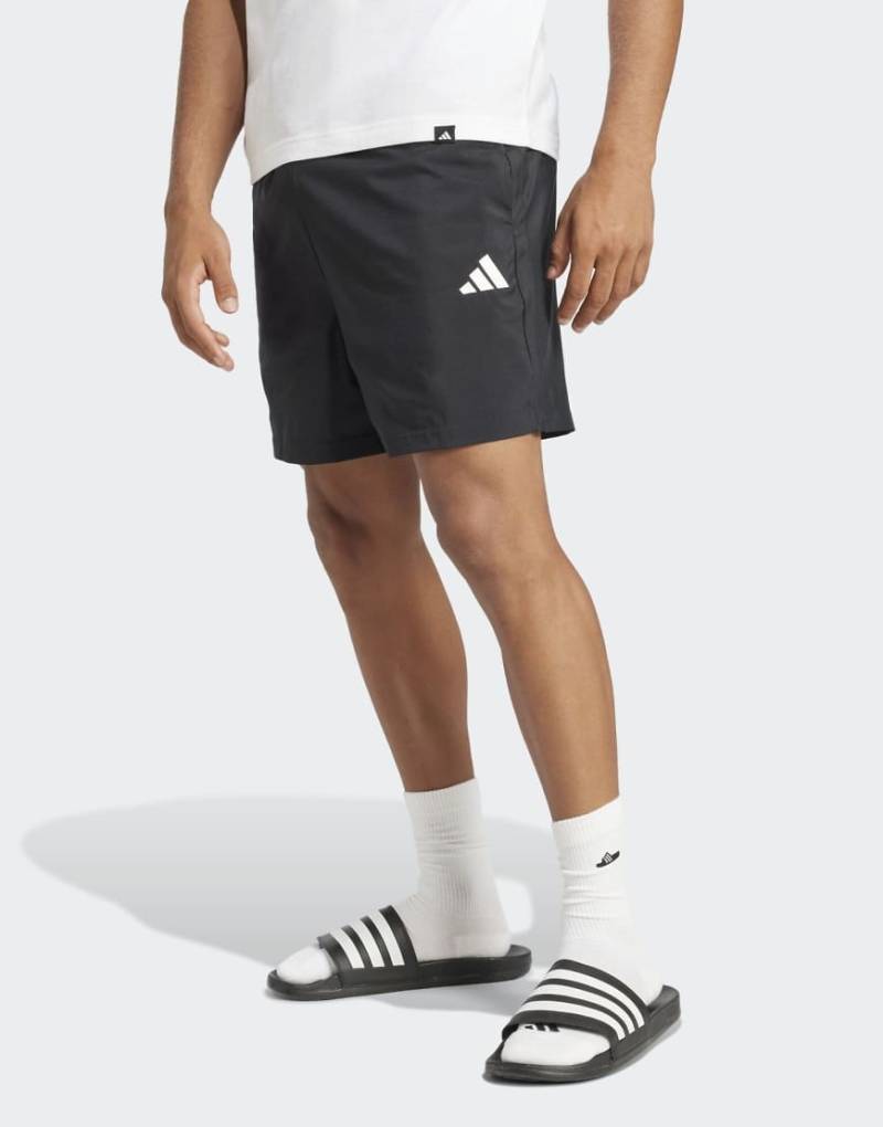 adidas performance - Essentials - Chelsea-Shorts in Schwarz / Weiß mit kleinem Logo adidas performance - Essentials - Chelsea-Shorts in Schwarz / Weiß mit kleinem Logo von adidas performance