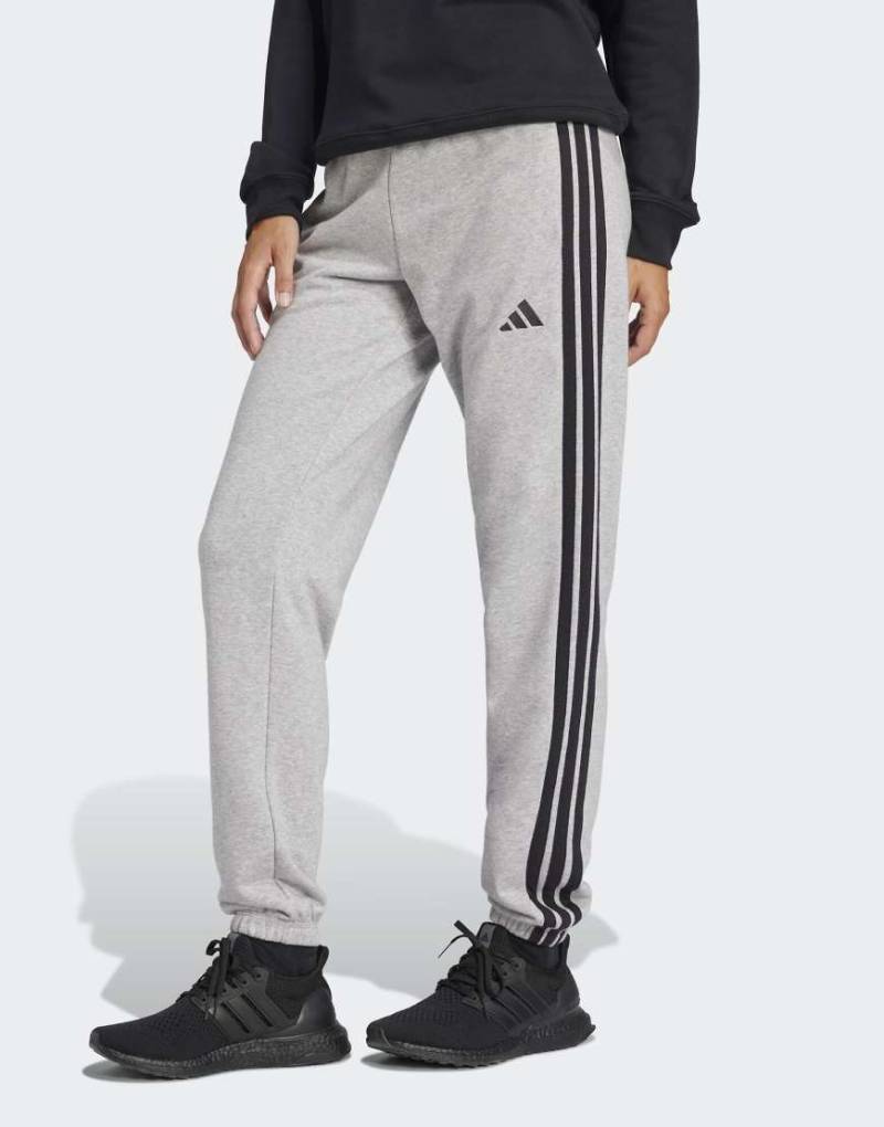 adidas performance - Essentials - Hose aus French Terry in meliertem Mittelgrau / Schwarz mit den drei Streifen und Bündchen von adidas performance