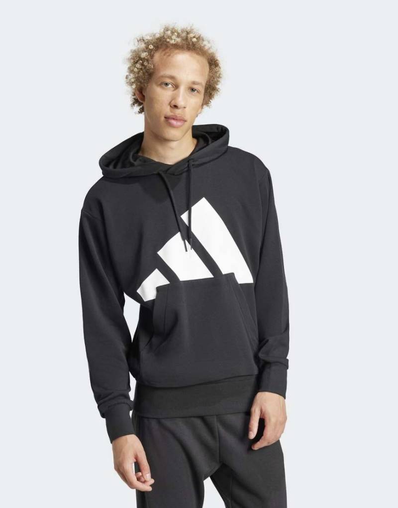 adidas performance - Essentials - Kapuzenpullover aus French Terry in Schwarz / Weiß mit großem Logo von adidas performance