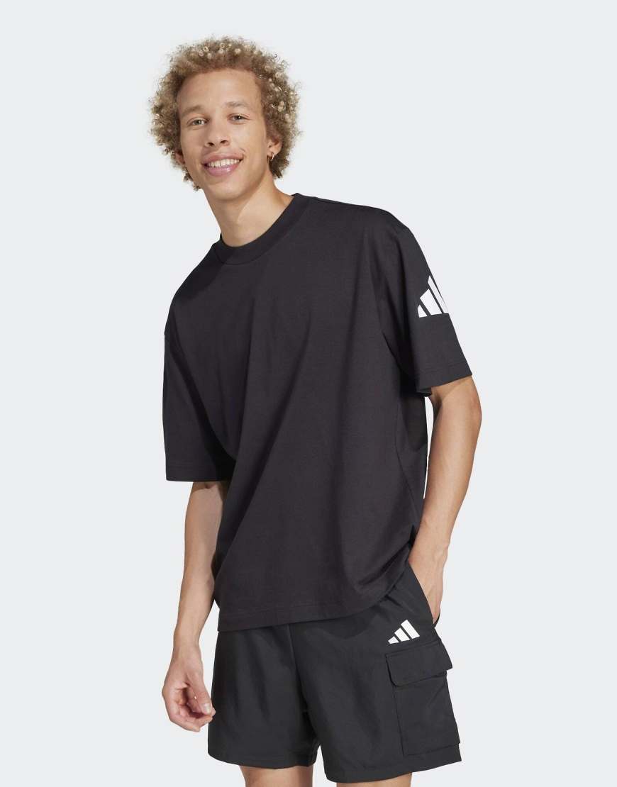 adidas performance - Essentials - Loose-Fit-T-Shirt in Schwarz / Weiß mit 3-Streifen-Logo von adidas performance
