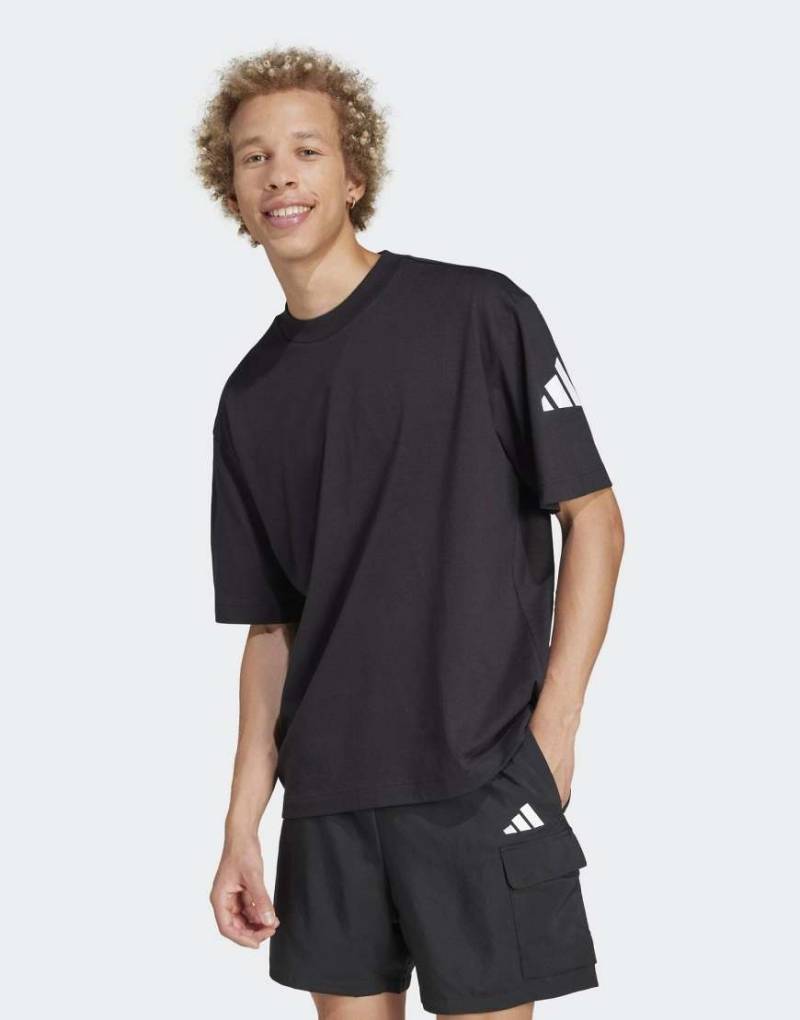adidas performance - Essentials - Loose-Fit-T-Shirt in Schwarz / Weiß mit 3-Streifen-Logo von adidas performance