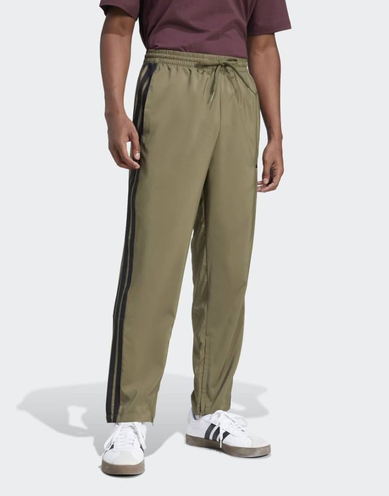adidas performance - Essentials - Stanford-Hose in Olive Strata / Schwarz mit offenem Saum und den drei Streifen-Grün von adidas performance