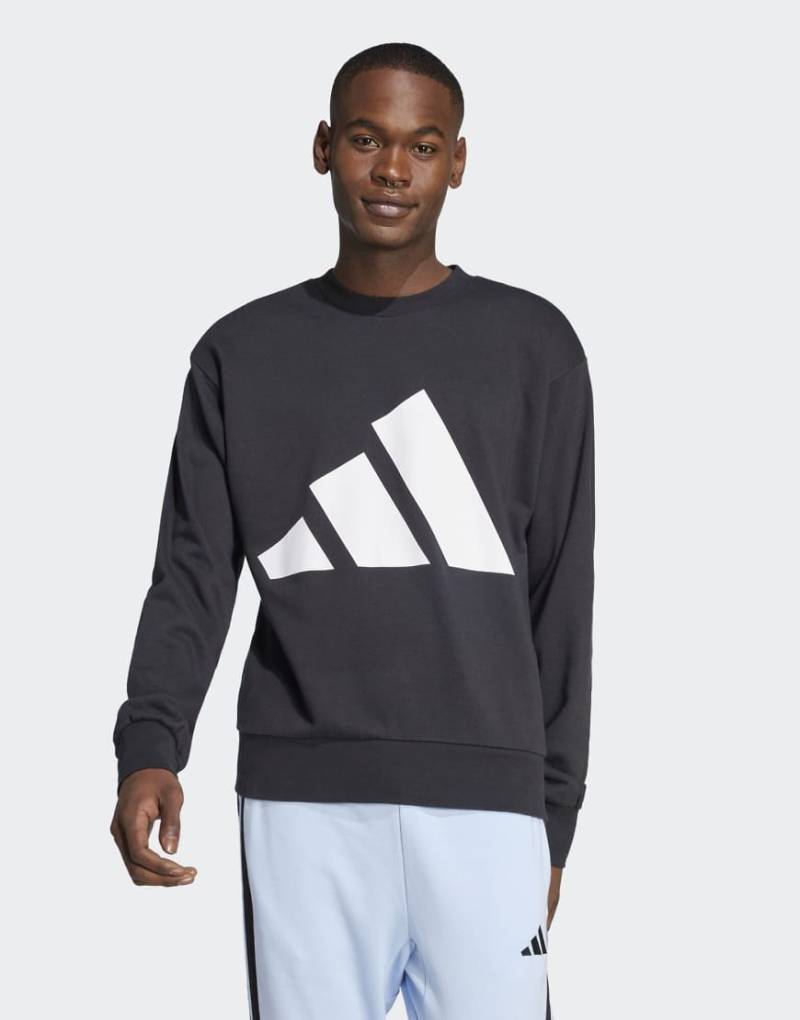 adidas performance - Essentials - Sweatshirt aus French Terry in Schwarz / Weiß mit großem Logo von adidas performance