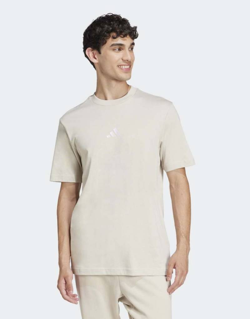 adidas performance - Essentials - T-Shirt aus Single-Jersey in Beige / Weiß mit kleinem Logo-Neutral von adidas performance