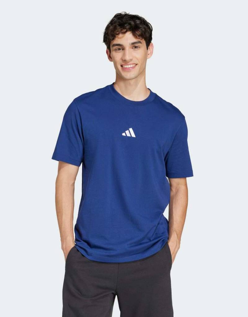 adidas performance - Essentials - T-Shirt aus Single-Jersey in Dunkelblau / Weiß mit kleinem Logo von adidas performance