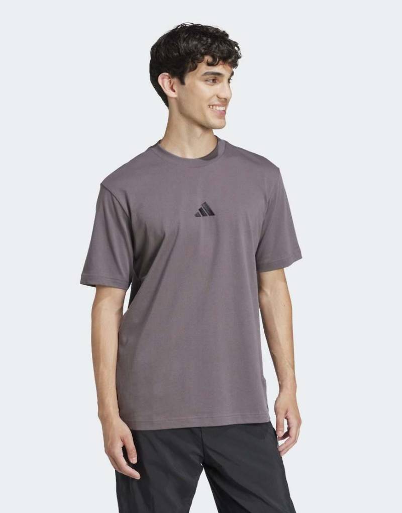 adidas performance - Essentials - T-Shirt aus Single-Jersey in Grau-Strata/Schwarz mit kleinen Logo von adidas performance