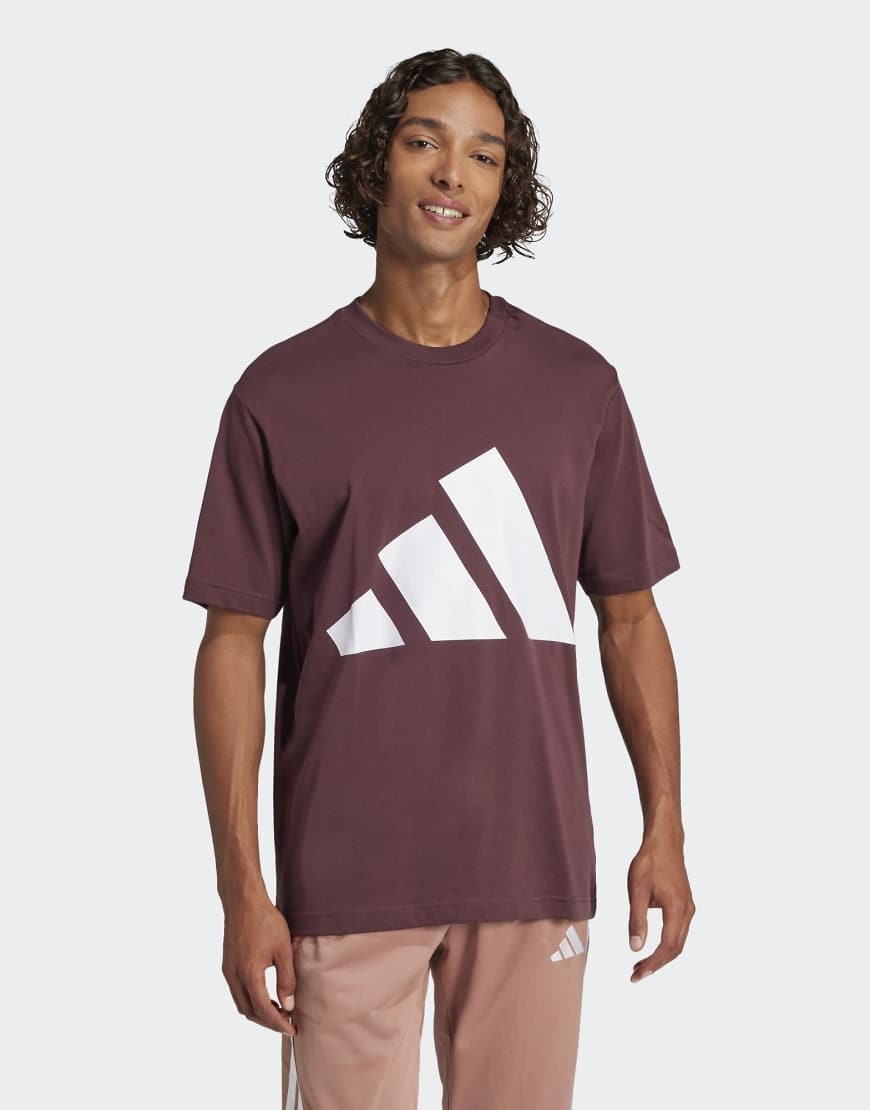 adidas performance - Essentials - T-Shirt in Aurora-Rubinrot / Braun mit großem Logo von adidas performance
