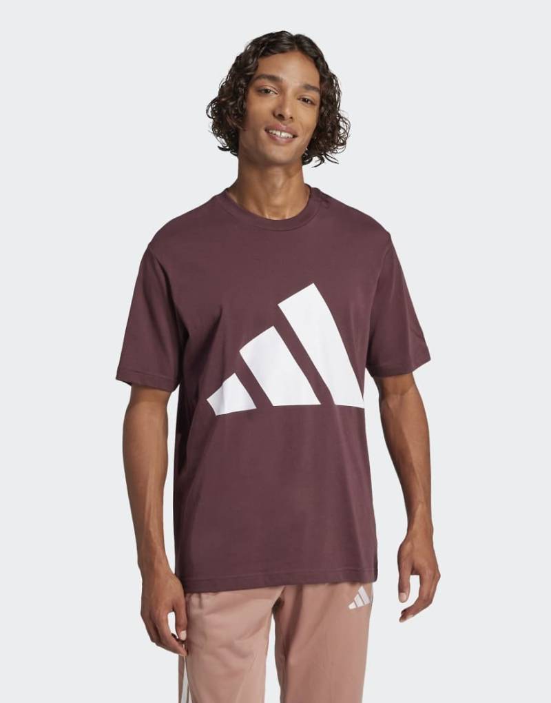 adidas performance - Essentials - T-Shirt in Aurora-Rubinrot / Braun mit großem Logo adidas performance - Essentials - T-Shirt in Aurora-Rubinrot / Braun mit großem Logo von adidas performance
