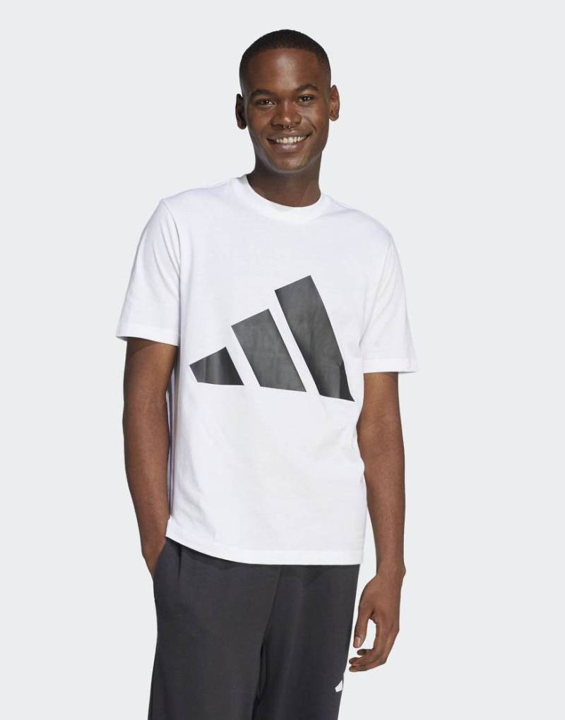 adidas performance - Essentials - T-Shirt in Weiß / Schwarz mit großem Logo von adidas performance
