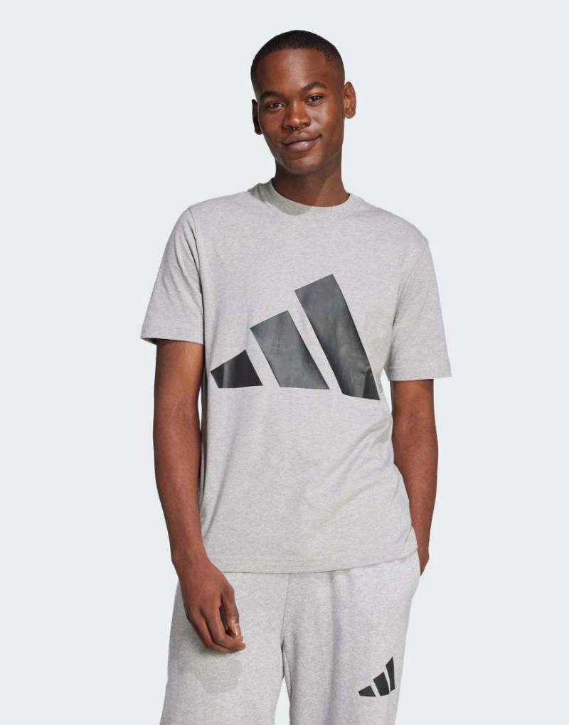 adidas performance - Essentials - T-Shirt in meliertem Mittelgrau / Schwarz mit großem Logo von adidas performance