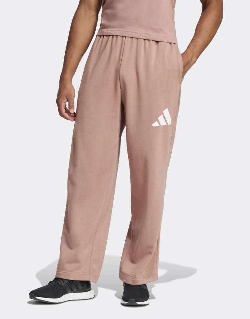adidas performance - Essentials - Weit geschnittene Hose in warmer Lehm / Weiß mit 3-Balken-Logo-Orange von adidas performance