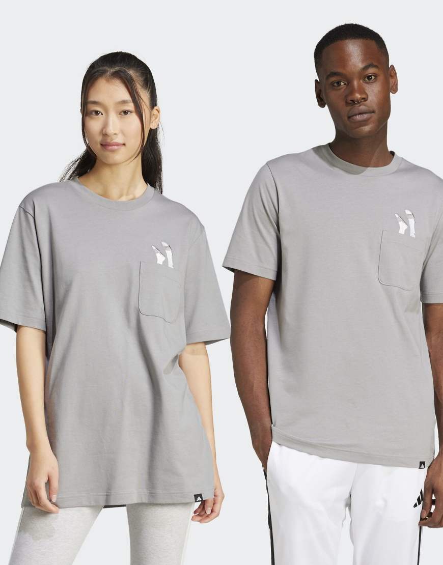 adidas performance - Lounge - T-Shirt in einfarbigem Anthrazit mit Slider-Print und Brusttasche-Grau von adidas performance