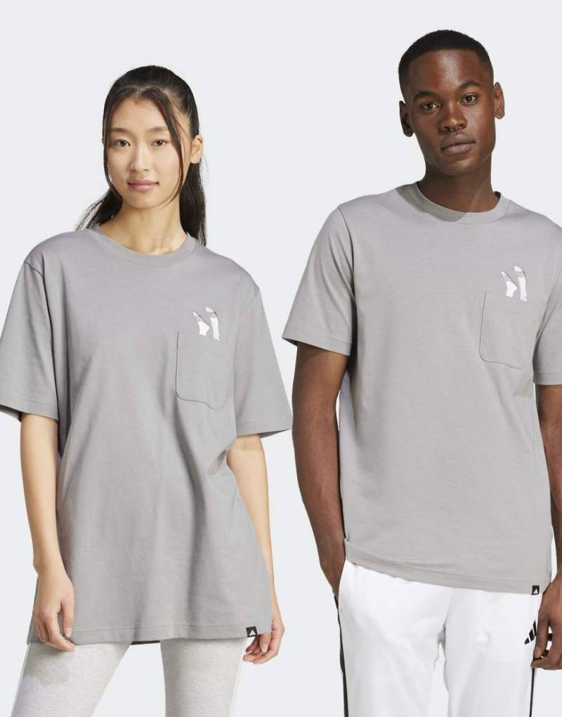 adidas performance - Lounge - T-Shirt in einfarbigem Anthrazit mit Slider-Print und Brusttasche-Grau von adidas performance