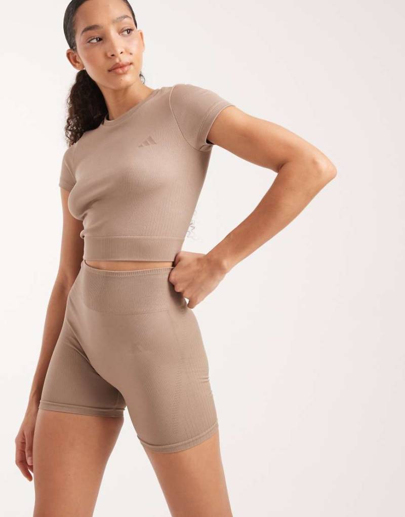 adidas performance - Workout Essentials - Strick-Leggings in Chalky Brown, 4 Zoll Schrittlänge von adidas performance