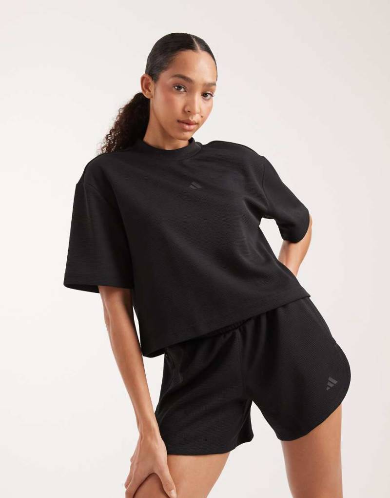 adidas performance - Yoga Motion - Waffel-T-Shirt in Schwarz von adidas performance