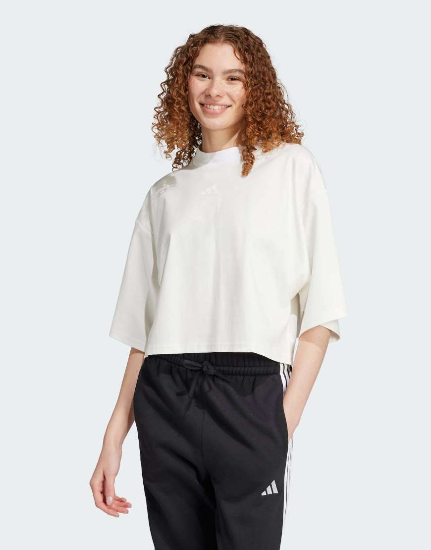 adidas - City Escape - Locker sitzendes T-Shirt in Weiß adidas - City Escape - Locker sitzendes T-Shirt in Weiß von adidas