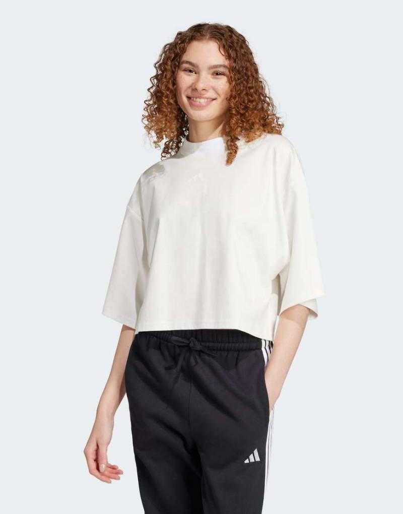 adidas - City Escape - Locker sitzendes T-Shirt in Weiß von adidas