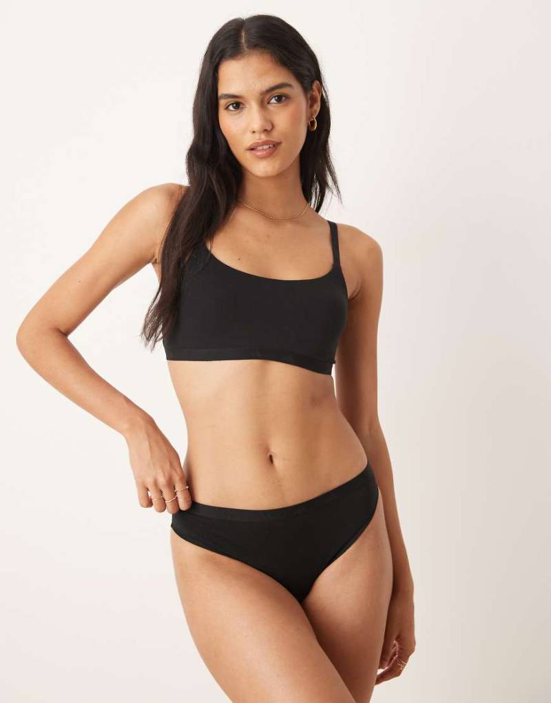 adidas - Elastischer Bikinislip in Schwarz mit farblich abgestimmtem Logo und hohem Beinausschnitt von adidas