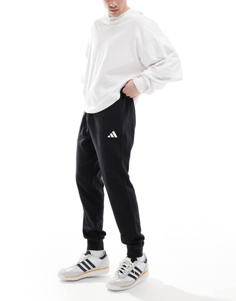 adidas - Essentials Feelcozy - Hose aus French Terry in Schwarz/Weiß adidas - Essentials Feelcozy - Hose aus French Terry in Schwarz/Weiß von adidas performance