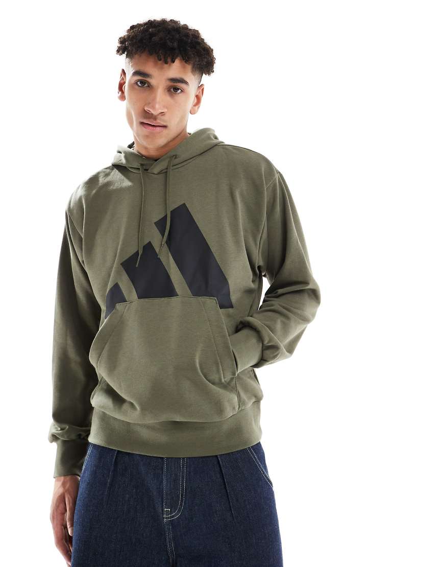 adidas - Essentials - Kapuzenpullover aus Frottee in Olivgrün-Stata/Schwarz mit großem Logo adidas - Essentials - Kapuzenpullover aus Frottee in Olivgrün-Stata/Schwarz mit großem Logo von adidas performance