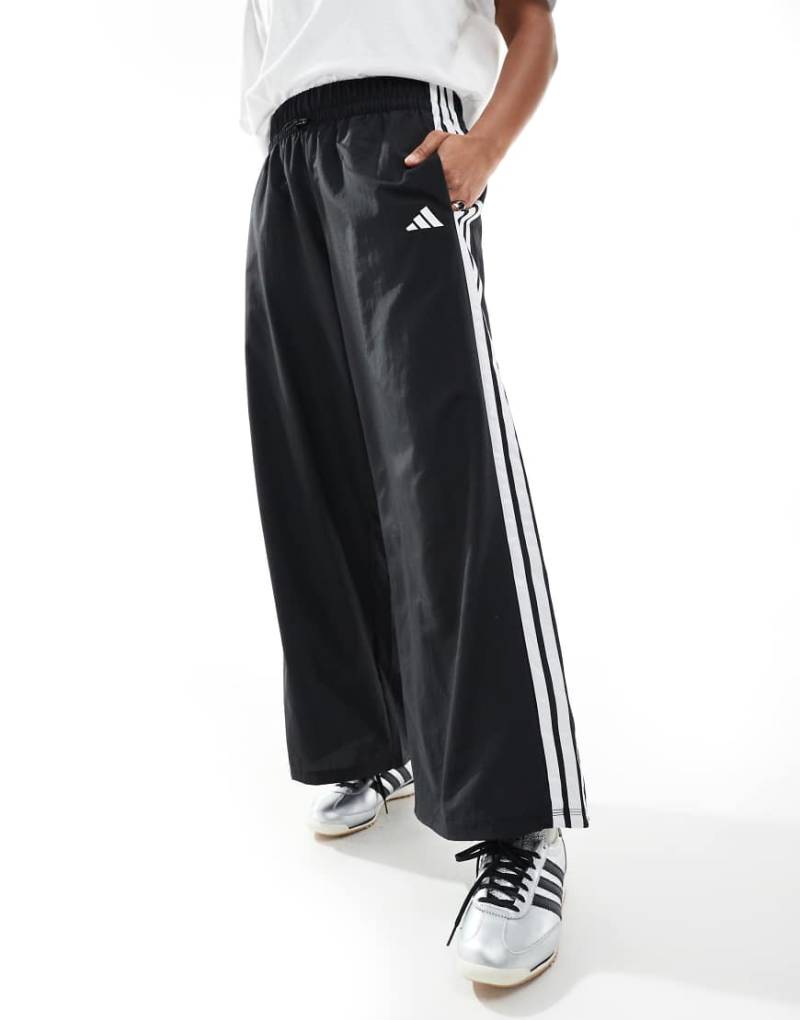 adidas - Essentials - Lifestyle-Fallschirmhose aus Webstoff in Schwarz mit 3 Streifen in Weiß adidas - Essentials - Lifestyle-Fallschirmhose aus Webstoff in Schwarz mit 3 Streifen in Weiß von adidas performance
