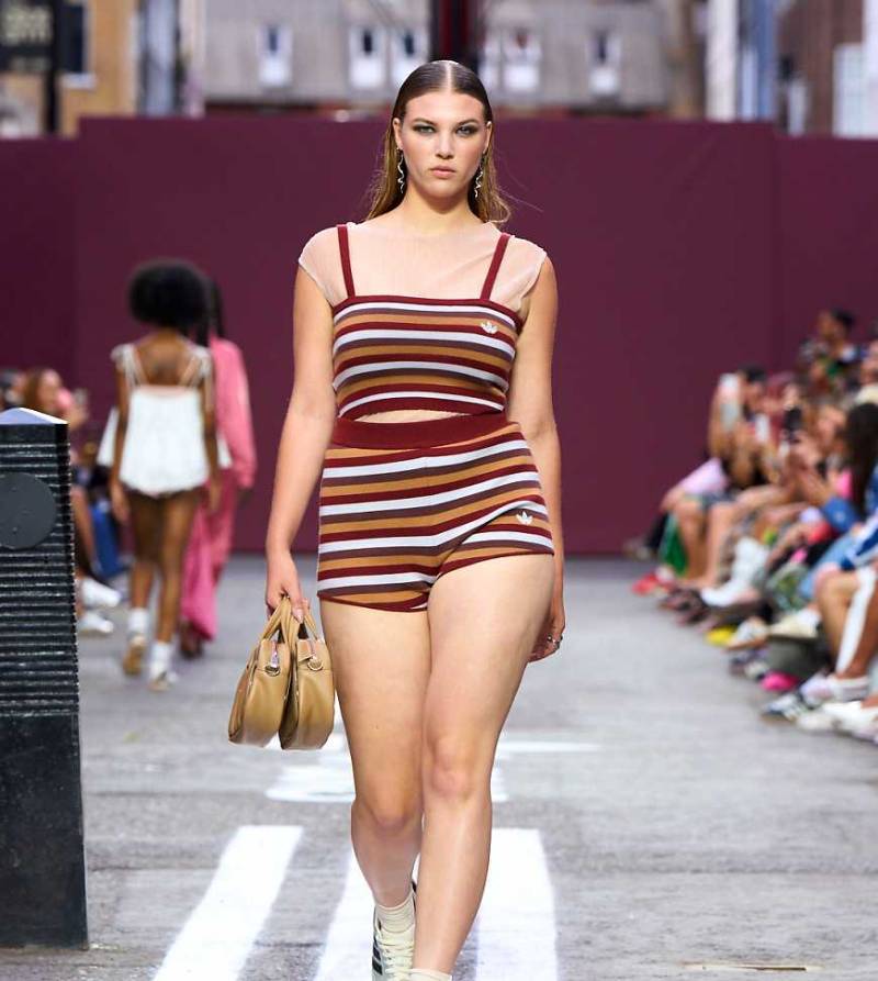 adidas Originals x ASOS - Gestreifte Shorts aus Strickstoff in Burgunderrot von adidas