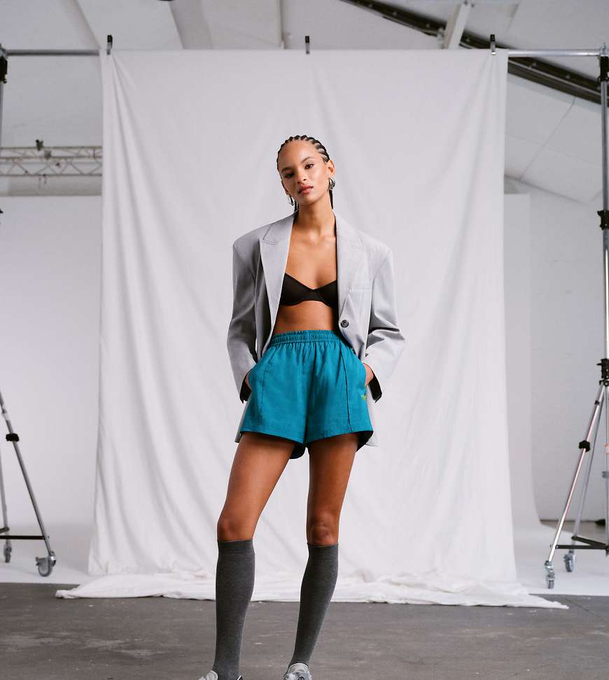 adidas Originals x ASOS - Kurze Shorts in Blau von adidas