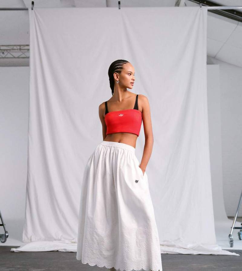 adidas Originals x ASOS - Maxirock in Weiß mit Lochstickerei von adidas