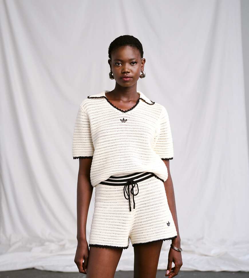 adidas Originals x ASOS - Shorts aus Häkelstrick in Ecru mit Kontrastrand-Neutral von adidas