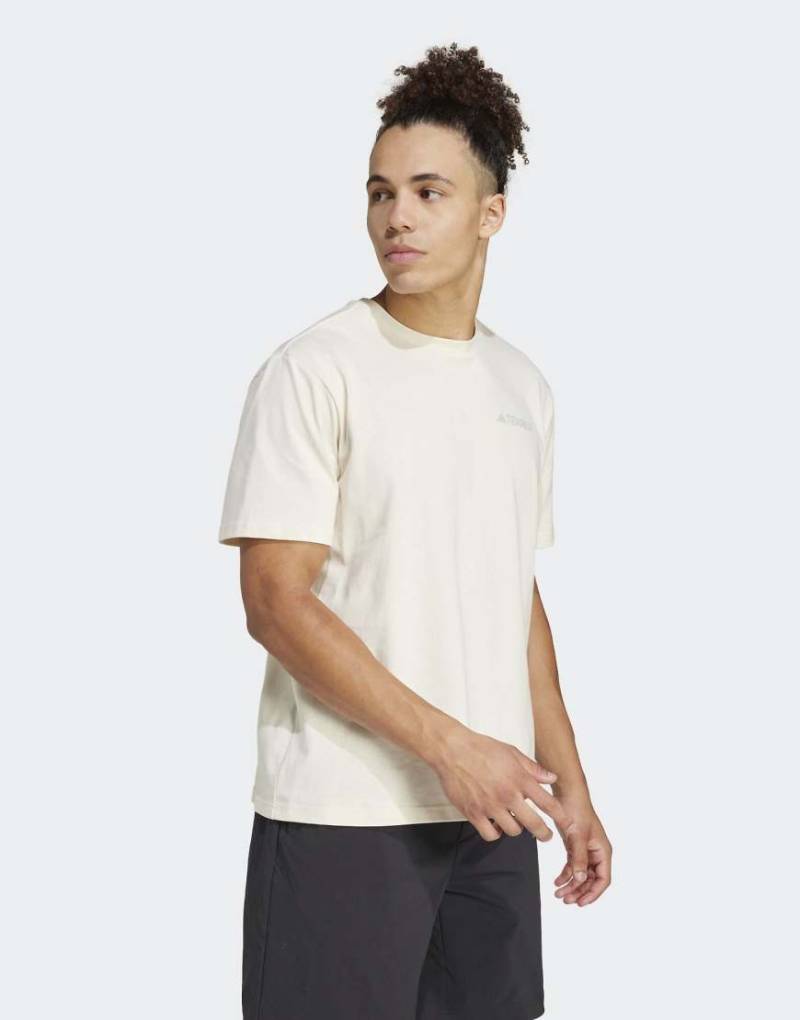 adidas - Polygiene - T-Shirt in Non-Dyed mit Grafik-Weiß adidas - Polygiene - T-Shirt in Non-Dyed mit Grafik-Weiß von adidas