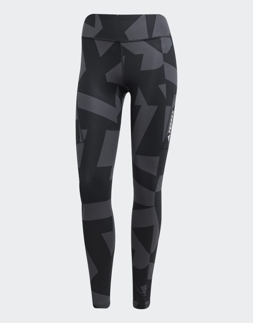 adidas Terrex - Körperbetonte, gemusterte Shorts in Carbon und Schwarz von adidas