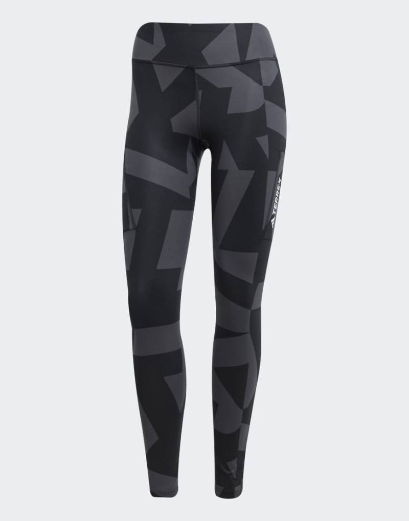 adidas Terrex - Körperbetonte, gemusterte Shorts in Carbon und Schwarz von adidas