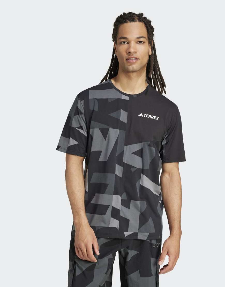 adidas Terrex - Multi Climacool - Gemustertes T-Shirt in Schwarz und Carbon von adidas