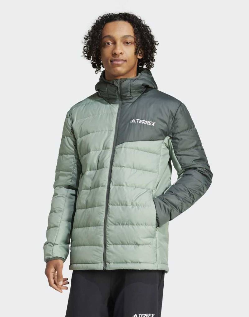 adidas Terrex - Multi - Leichte Daunenjacke in Silbergrün und Legend Ivy von adidas