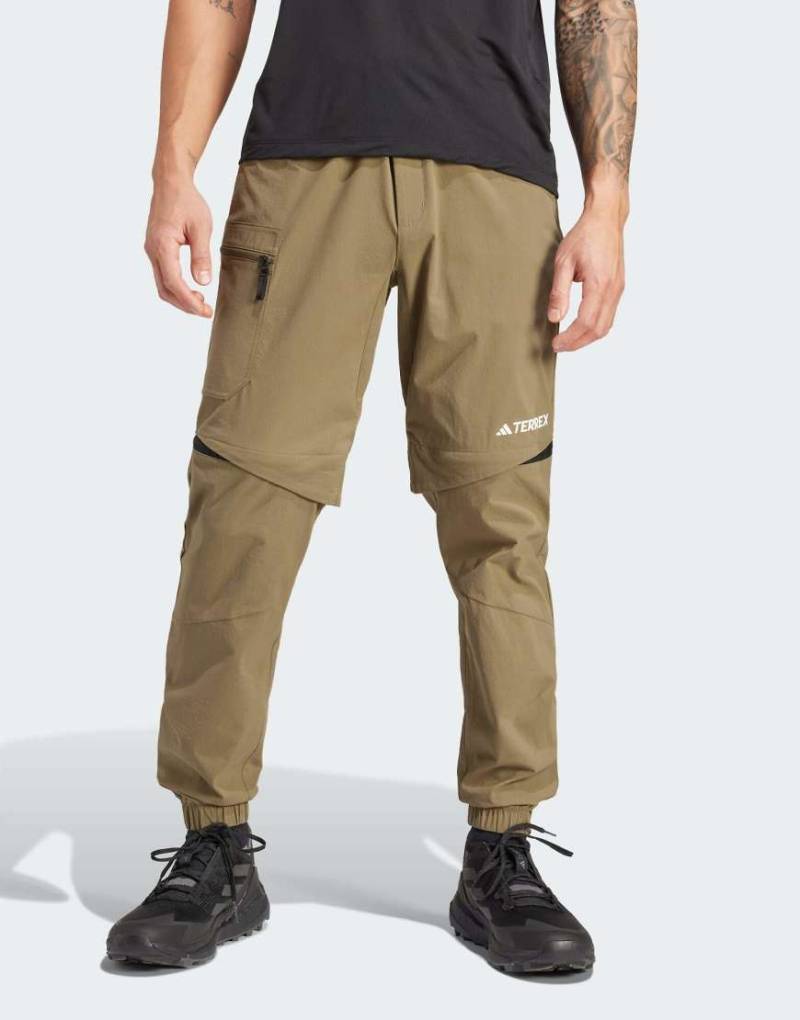 adidas - Terrex Utilitas - Wanderhose in Olive Strata mit abnehmbarem Beinteil-Grün von adidas