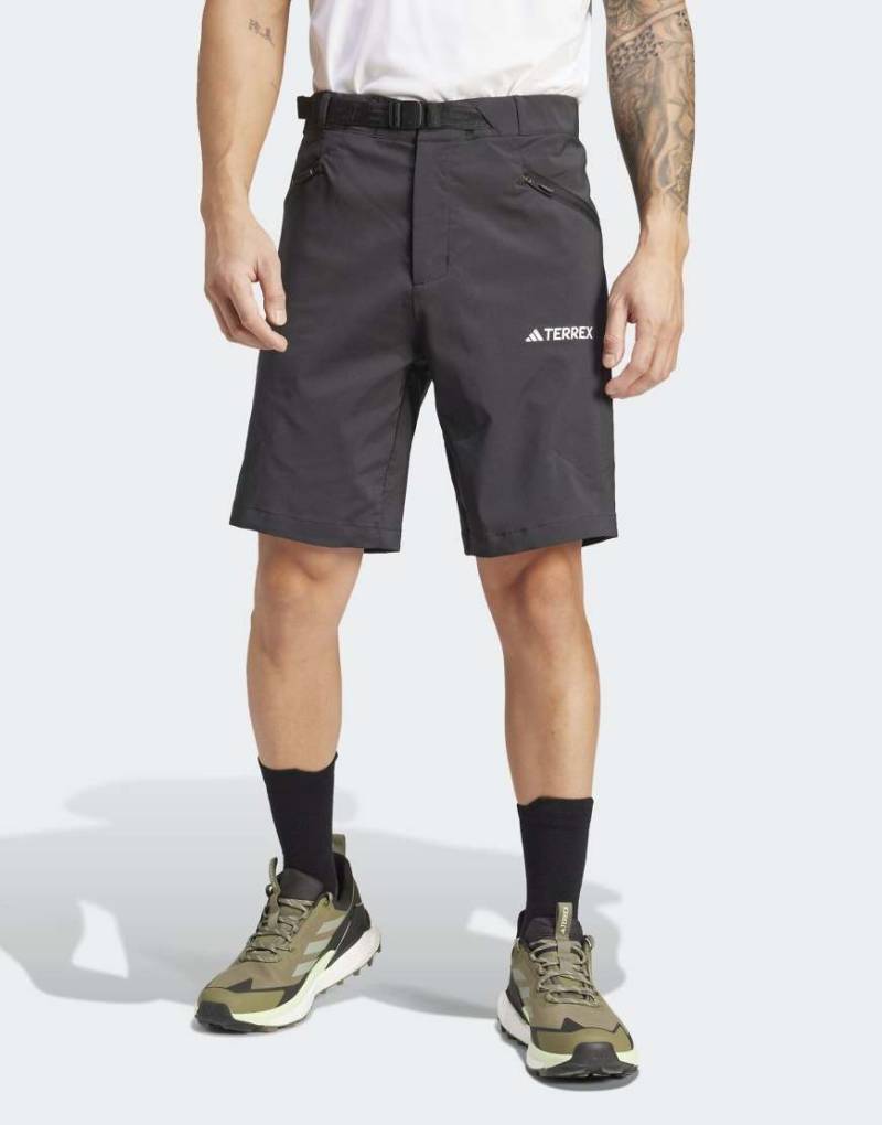 adidas Terrex - Xperior - Mittellange Shorts in Schwarz von adidas