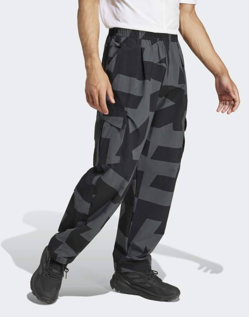 adidas - Terrex Xploric - Bedruckte Cargohose in Schwarz, Carbon, Grey Six und Grey Four adidas - Terrex Xploric - Bedruckte Cargohose in Schwarz, Carbon, Grey Six und Grey Four von adidas