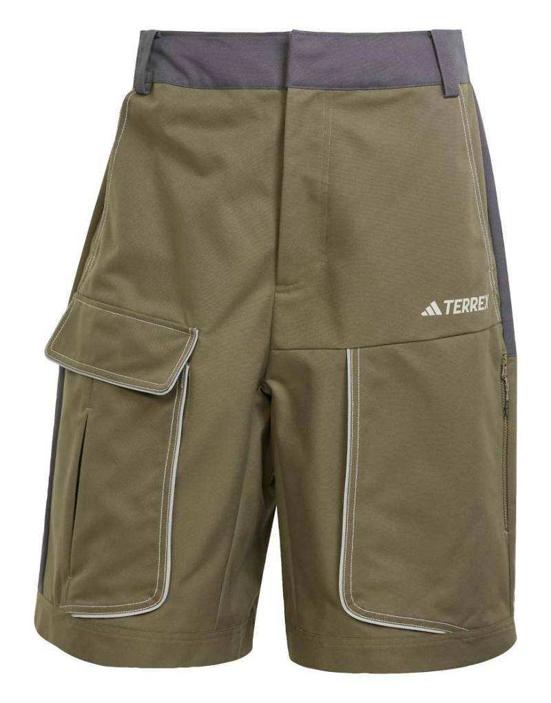 adidas - Xploric - Shorts in Olive Strata und Grey Six mit mehreren Taschen-Grün von adidas