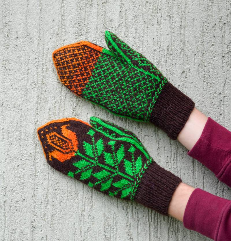 Braun Grüne Handgestrickte Wolle Handschuhe Mit Stilisierten Orange Blume von adinaboutique