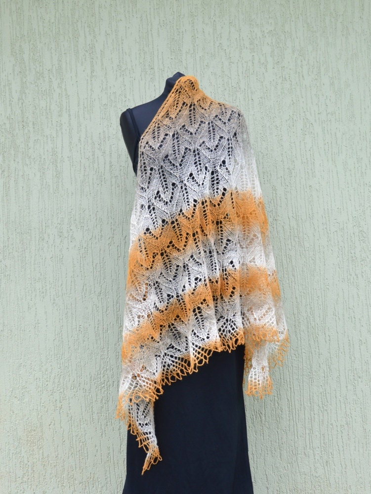 Gestrickte Schalstola. Lace Strickschal. Hellbraun Weiß Graue Strickstola. Großes Tuch von adinaboutique