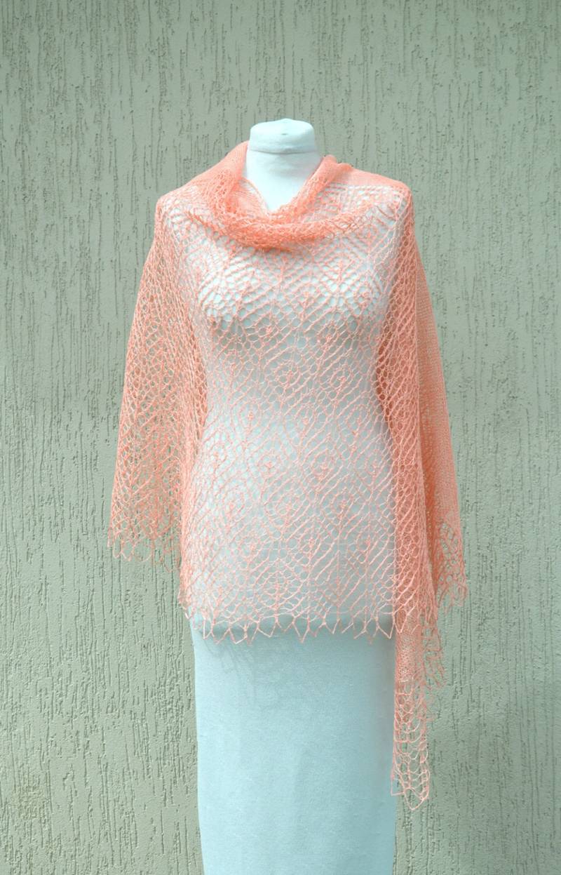 Handgestricktes Dreieckstuch Aus Leinen in Einem Lachsrosa von adinaboutique