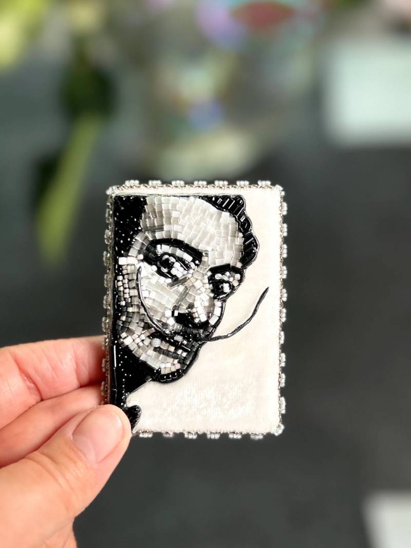 Bestickte Perlenbrosche. Portrait. Salvador Dali. Sürrealismus von admirajewelry