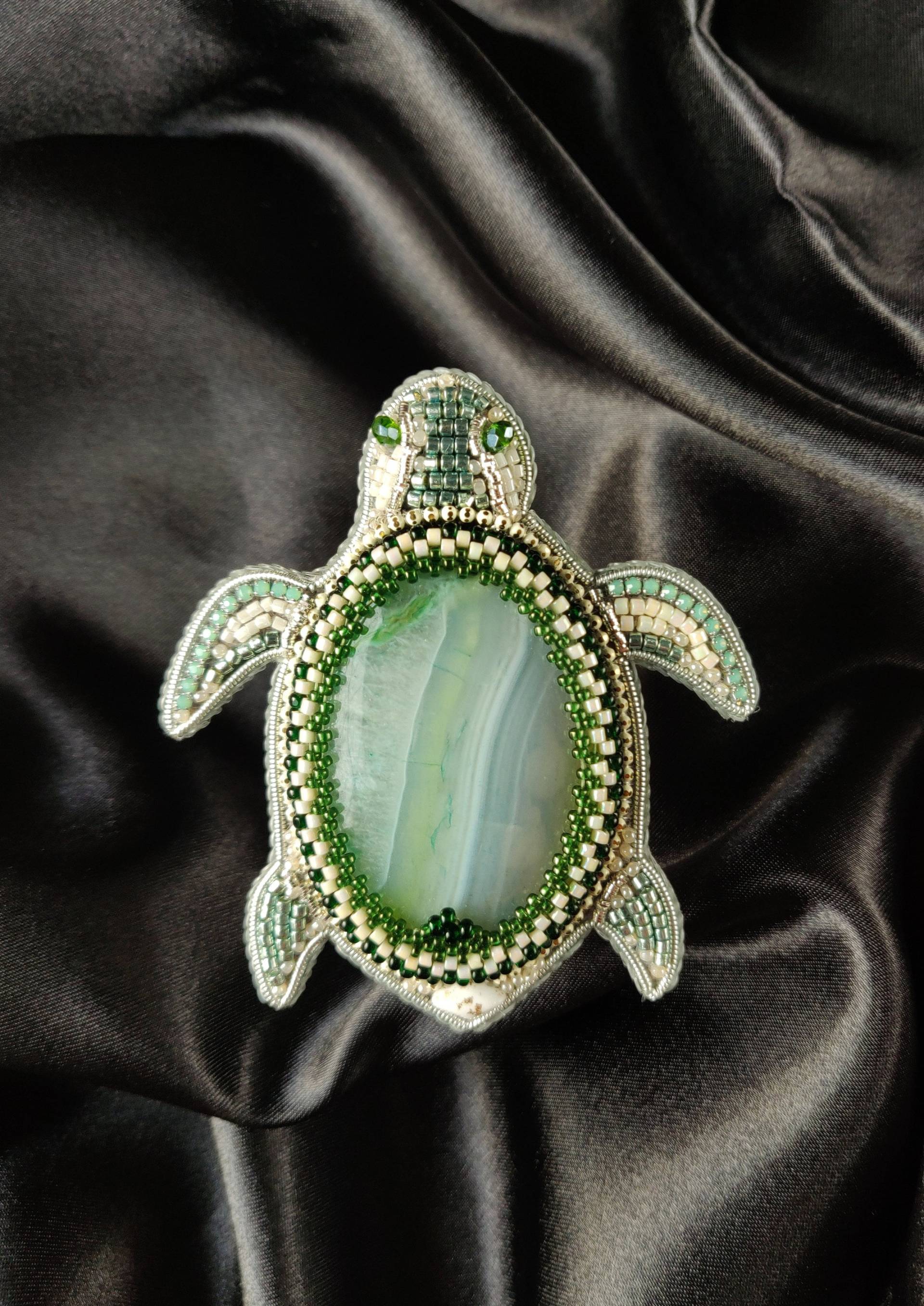 Brosche/Anhänger. Schmuck. Schildkröte. Pin. Naturstein Achat. Caboshon von admirajewelry
