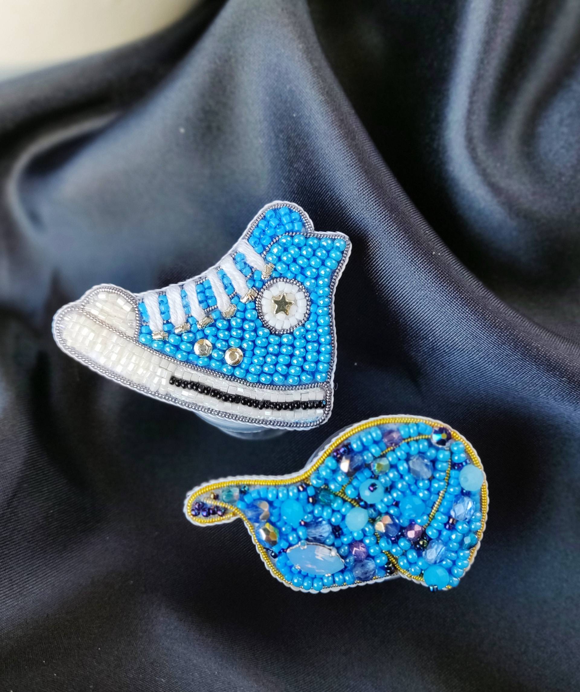 Brosche. Pin. Baseballcap. Sneaker. Accessoires. Schmuck von admirajewelry