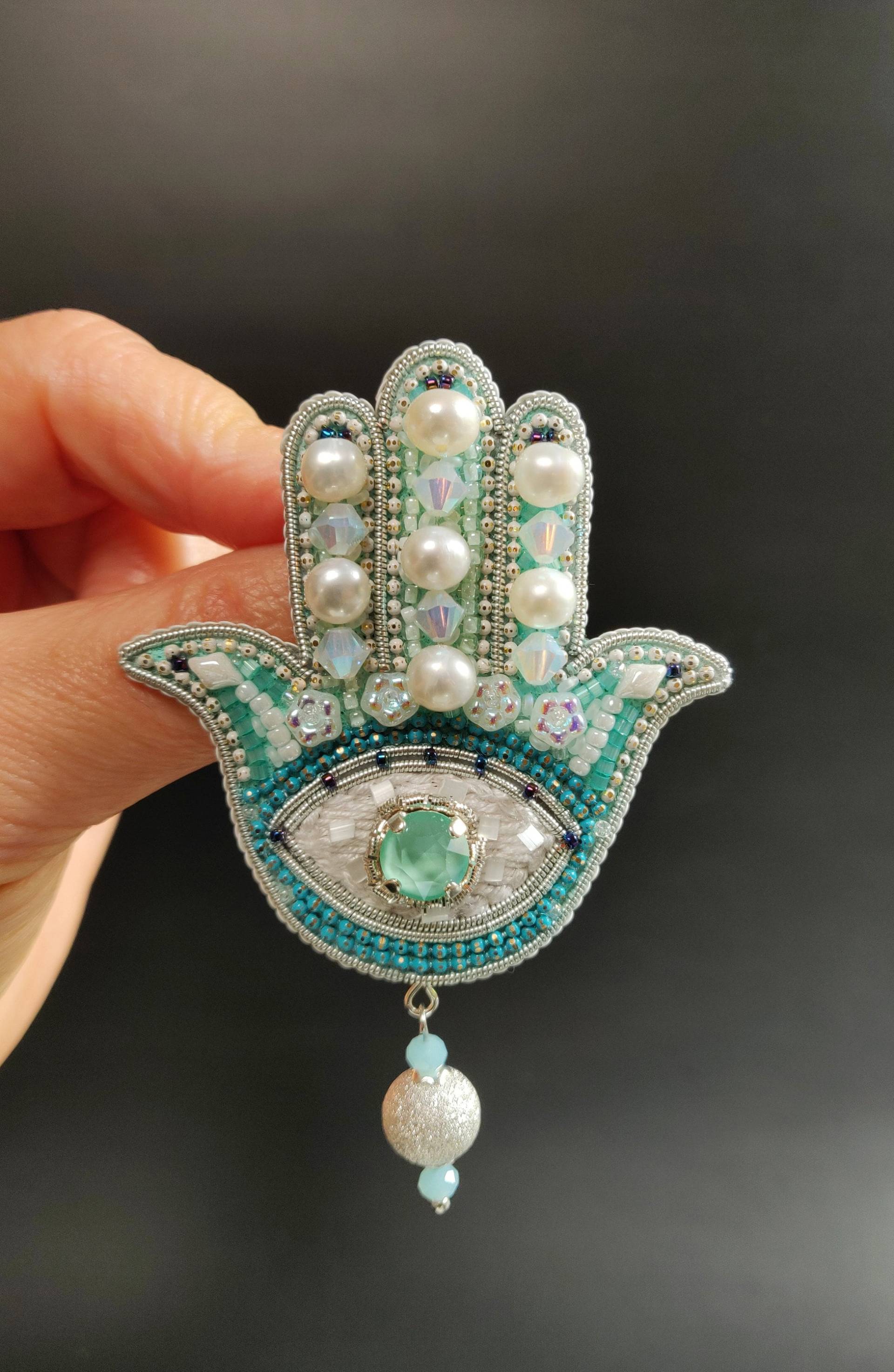 Handbestickte Brosche. Amulet. Talisman. Glücksbringer. Fatima Hand. Hamsa Hand von admirajewelry