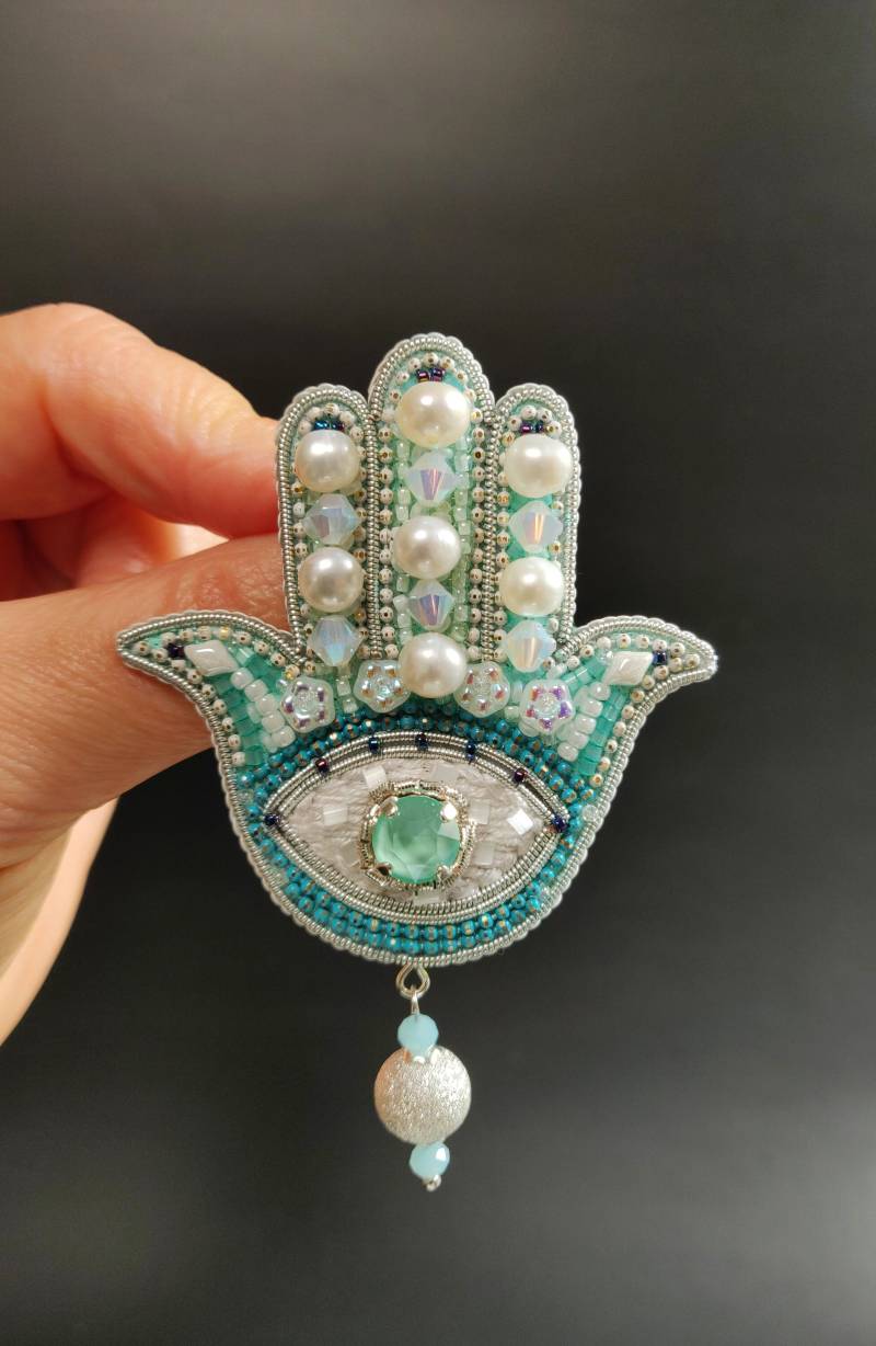 Handbestickte Brosche. Amulet. Talisman. Glücksbringer. Fatima Hand. Hamsa Hand von admirajewelry