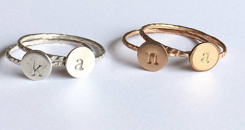 Initialringe Gold Oder Silber, Handgemachter Gehämmerter Goldring, Duo Initial Ring, Individueller Briefring, Paarringe, Geschenke Für Mama von adorn512