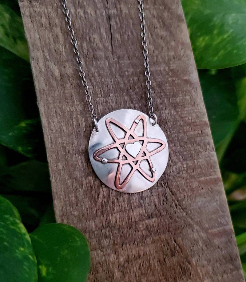 Liebe Atom Wissenschaft Halskette von adornandconquer