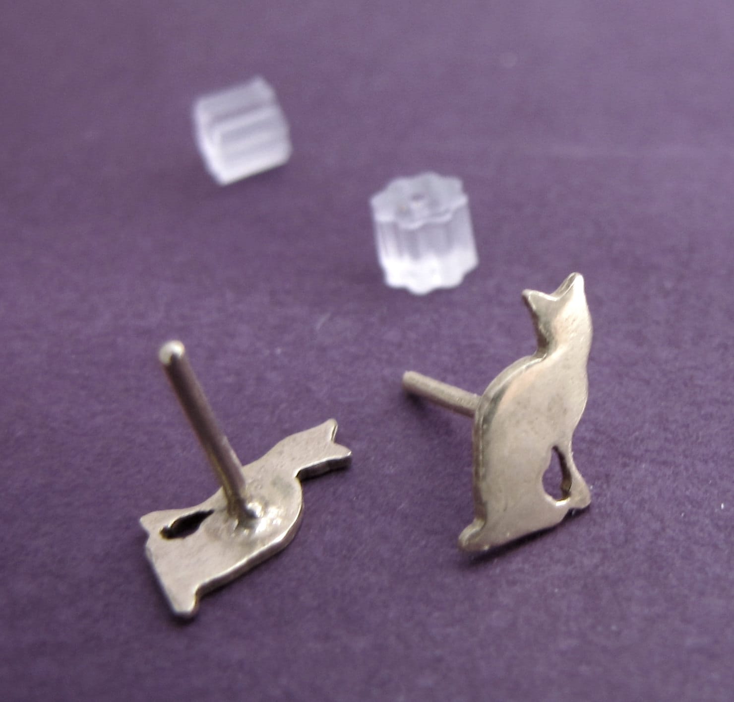 Sitzt Kitty Ohrstecker in Silber Sitzt Kitty Ohrstecker in Silber von adornandconquer
