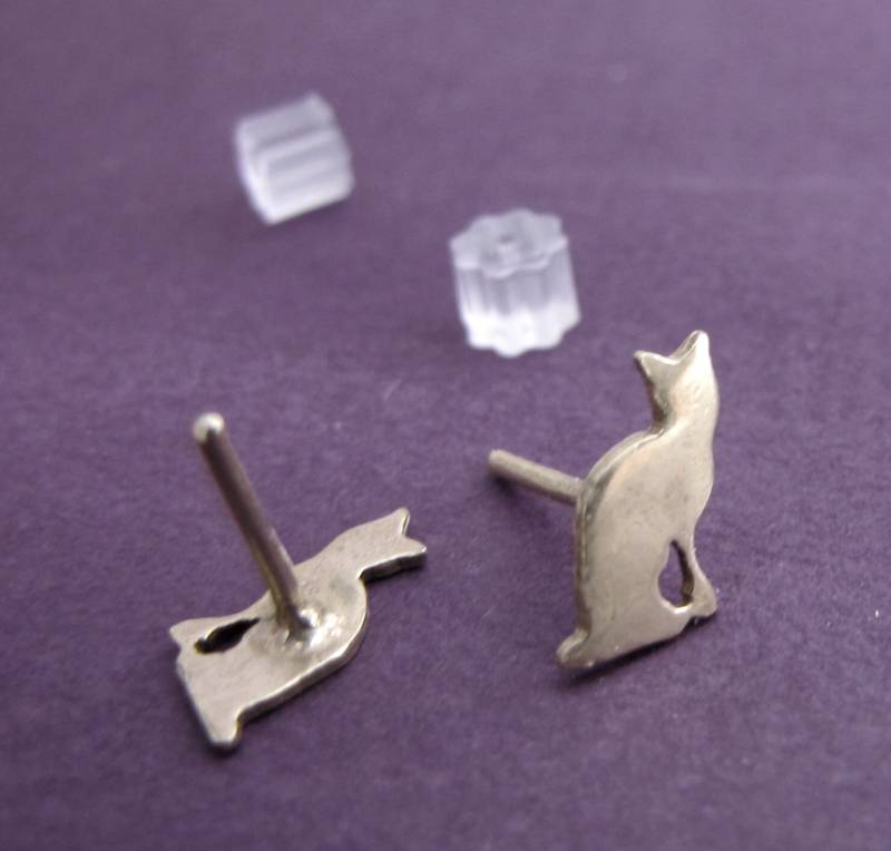 Sitzt Kitty Ohrstecker in Silber Sitzt Kitty Ohrstecker in Silber von adornandconquer